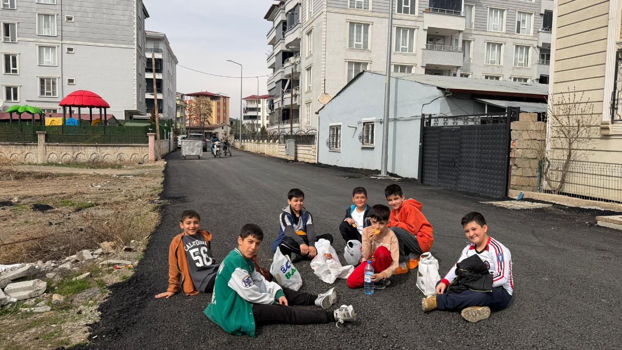 Iğdır’da Bayram Şeker Toplayan Çocuklardan Renkli Görüntüler