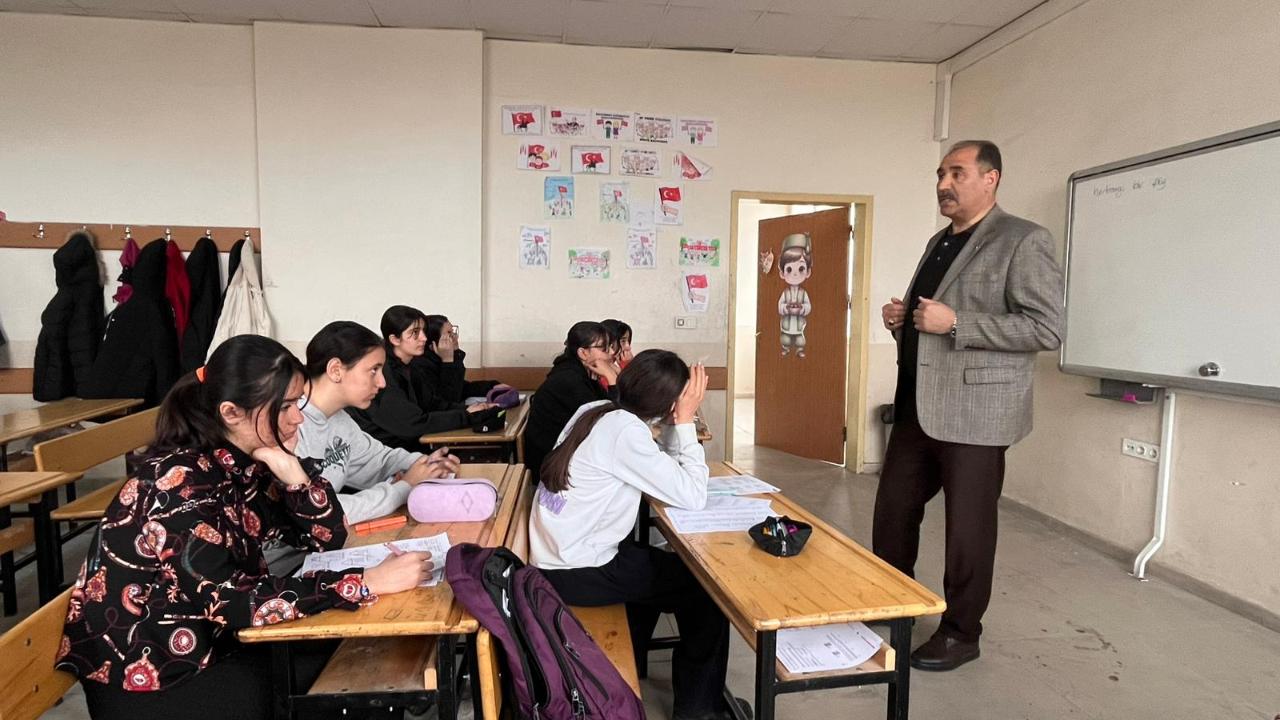 Iğdır’da Milli Eğitim Müdürü Aziz Gün DYK Kurslarında Öğrencilerle Buluştu