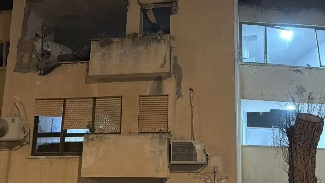 İran'dan İsrail Yerleşim Yerlerine Balistik Füze Hamlesi