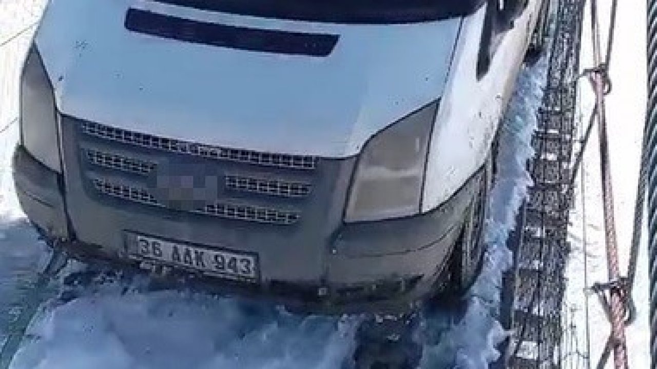 Kars’ta Asma Köprüde Can Pazarı: Ekmek Minibüsü Asılı Kaldı