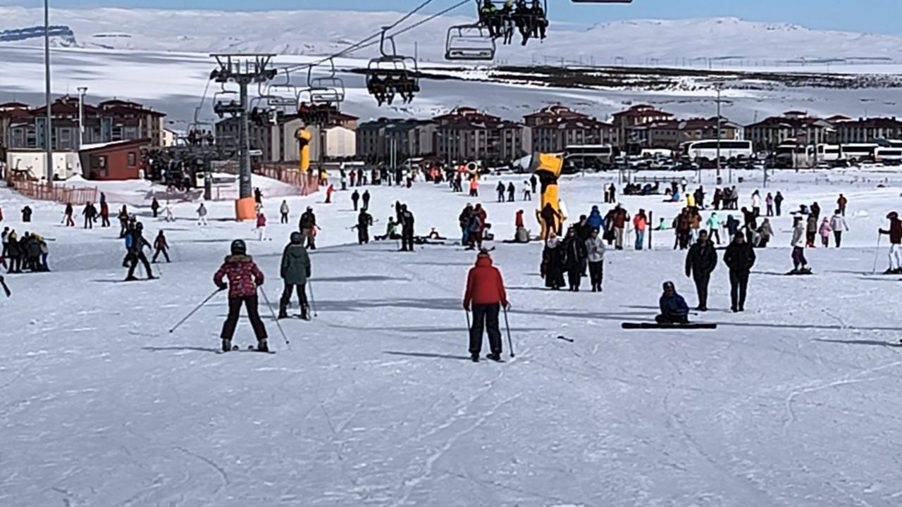 Kars’ta Kayak Sezonu Nisan’a Uzadı: Iğdırlılar Pistlere Akın Ediyor