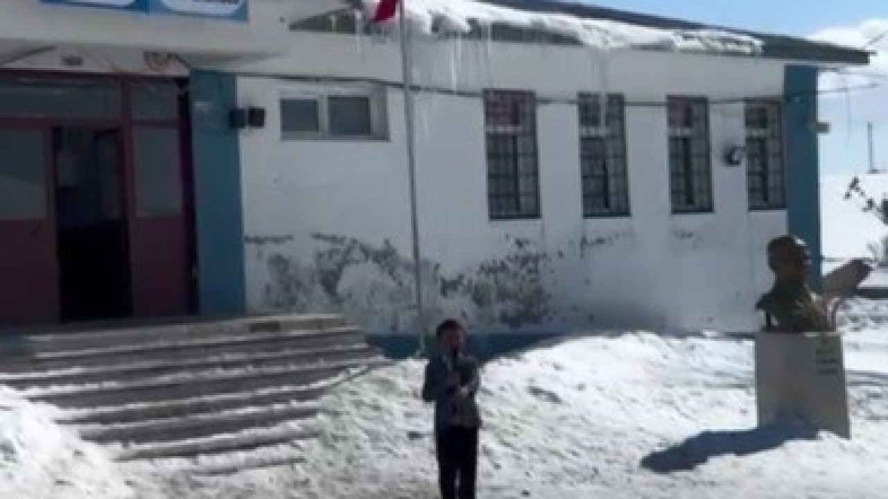 Kars’ta Minik Öğrencinin İstiklal Marşı Performansı Sosyal Medyada Viral Oldu