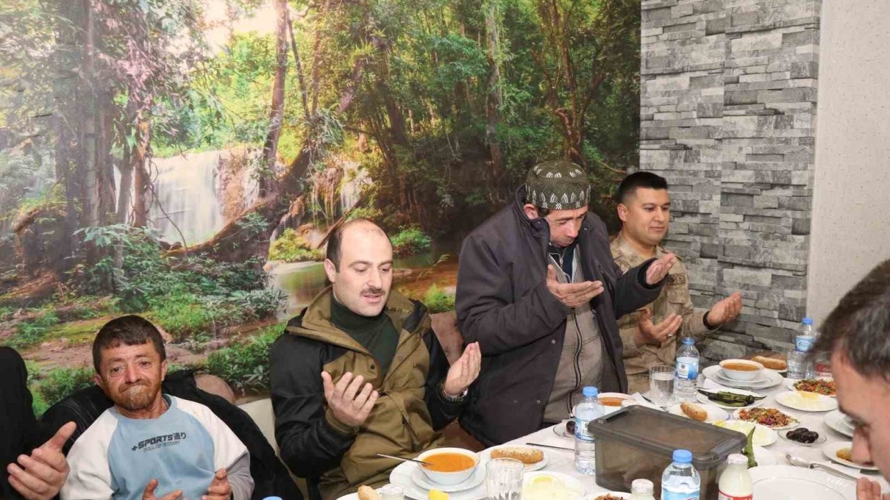 Oltu Kaymakamı Mustafa Çelik Özel Gereksinimli Bireylerle İftarda Buluştu