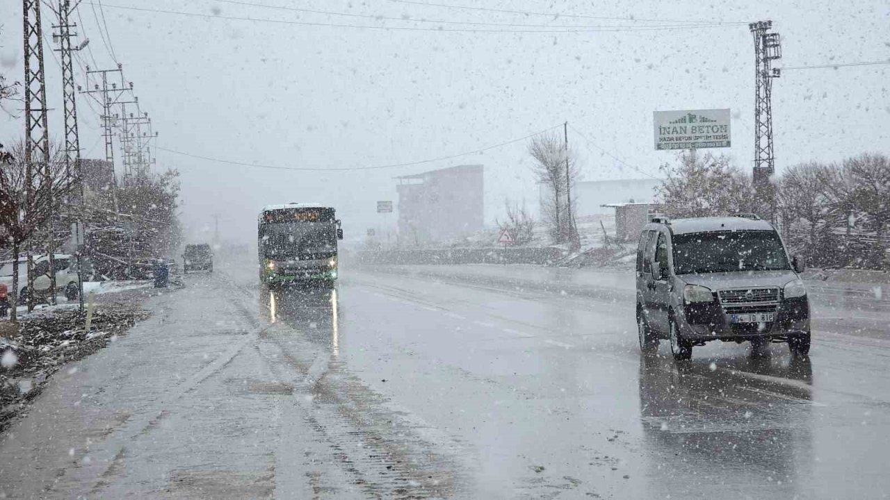 2 Bin 225 Rakımda Zor Anlar! Van'da Kar Yağışı ve Yoğun Sis Trafiği Felç Etti