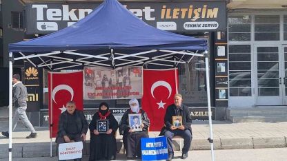Muş’ta evlat nöbeti tutan ailelerden çocuklarına teslim ol çağrısı