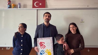 Diyadinli Öğrencilerden Otizm Farkındalığı İçin Renkli El İzleri