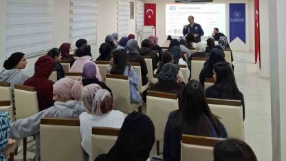 Kars Polisi Gençleri Güvenli İnternet Konusunda Bilgilendirdi