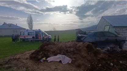 Muradiye’de Korkutan Kaza: Aydınlatma Direğine Çarpan Otomobil Samanlıkta Durabildi