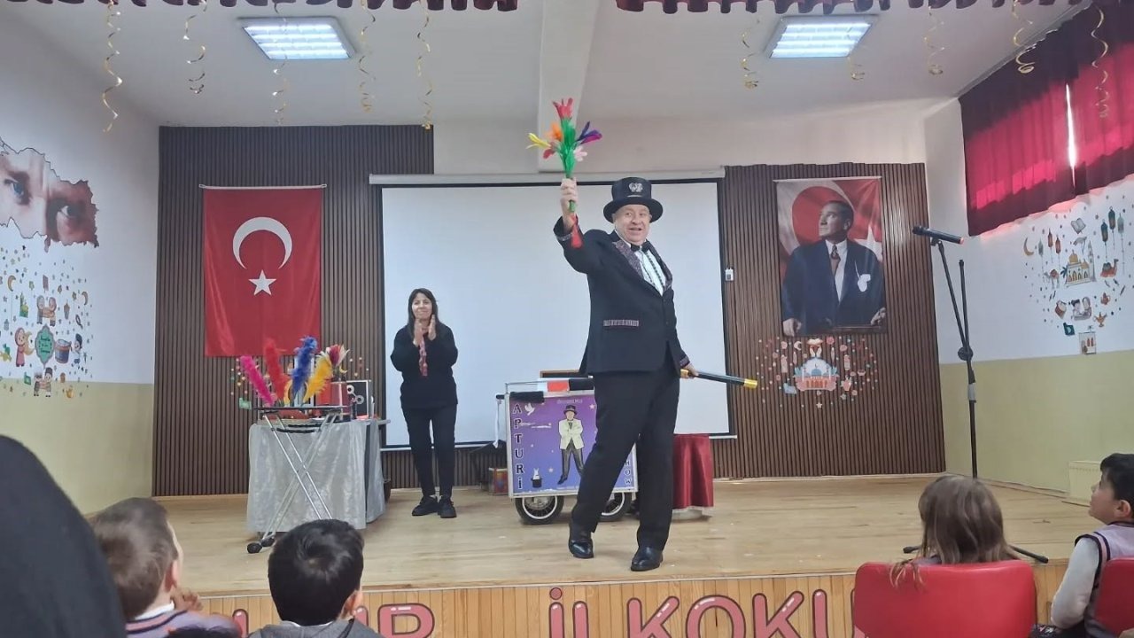 Ardahanlı Öğrenciler Sihirbaz Gösterisiyle Eğlendi
