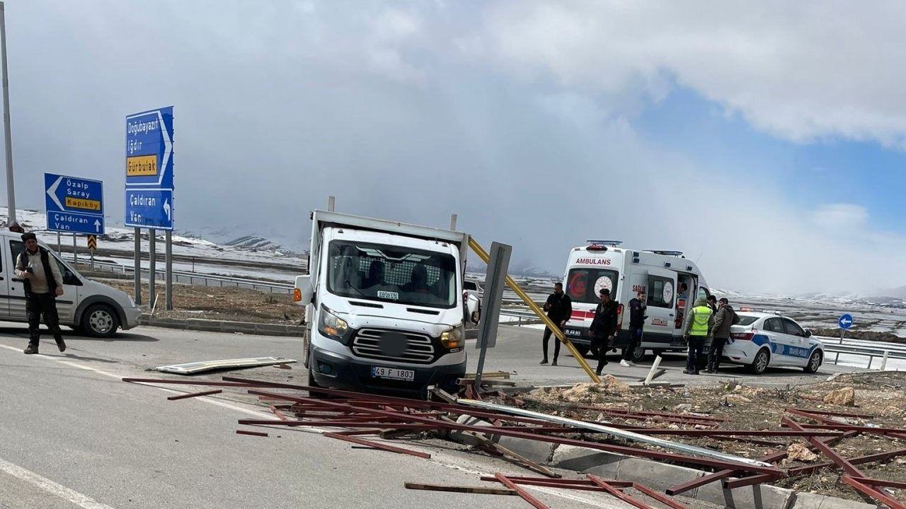 Çaldıran’da Kamyonet ile Otomobil Çarpıştı: 2 Yaralı