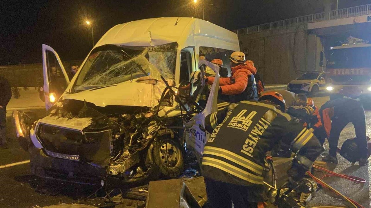 Çat Yolu’nda Korkutan Kaza: Buzlanma Nedeniyle Araçlar Çarpıştı, Sürücü Kabinde Sıkıştı