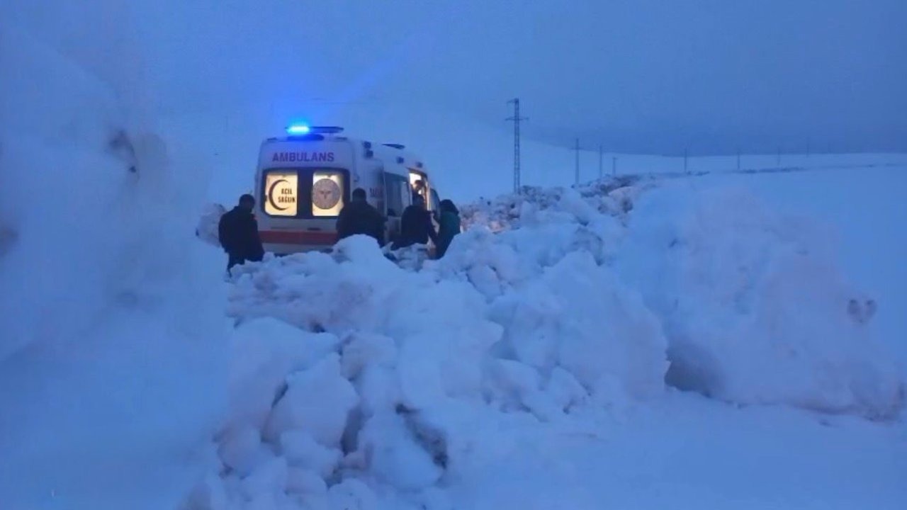 Diyadin’de kar nedeniyle yolu kapanan hasta kurtarıldı