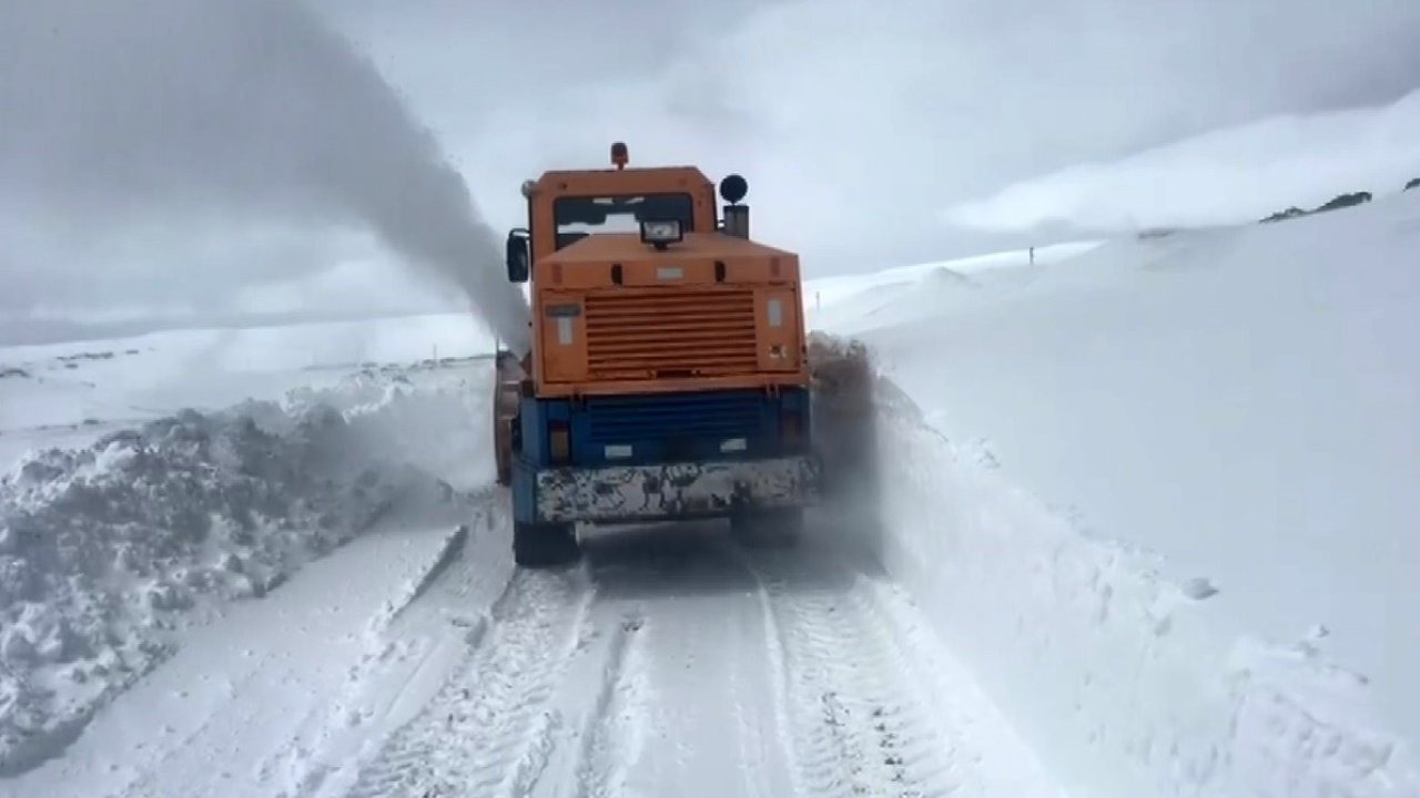 Doğu’da Kış Geri Döndü: Ekipler Kapanan Köy Yollarını Açmak İçin Zamanla Yarışıyor
