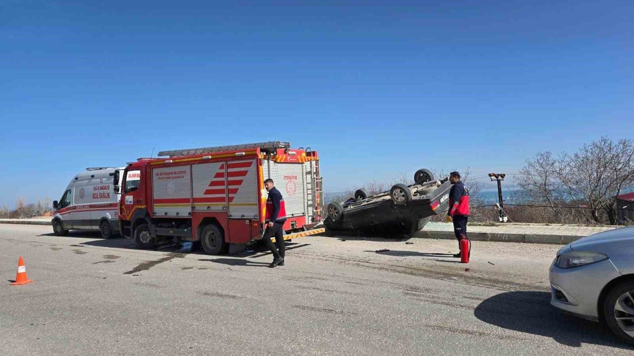 Edremit’te Trafik Kazası: Otomobil Ters Döndü