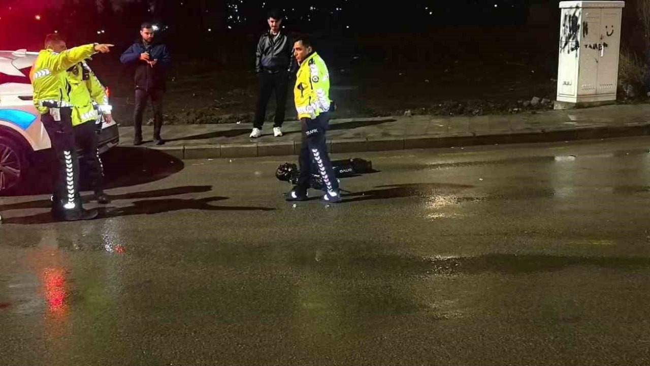Erzurum'da Hafif Ticari Araç Scootera Çarptı: 21 Yaşındaki Genç Yaralandı