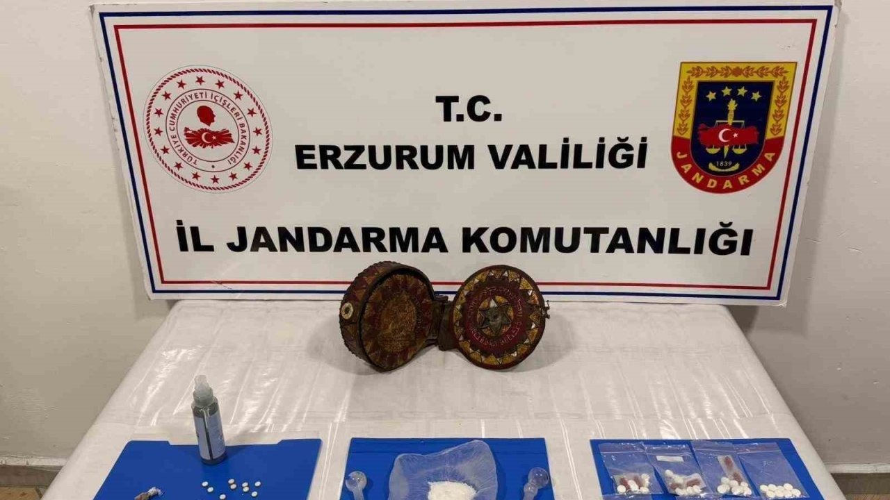 Erzurum’da Tarihi Eser ve Uyuşturucu Operasyonu: Altın İşlemeli Tevrat Ele Geçirildi