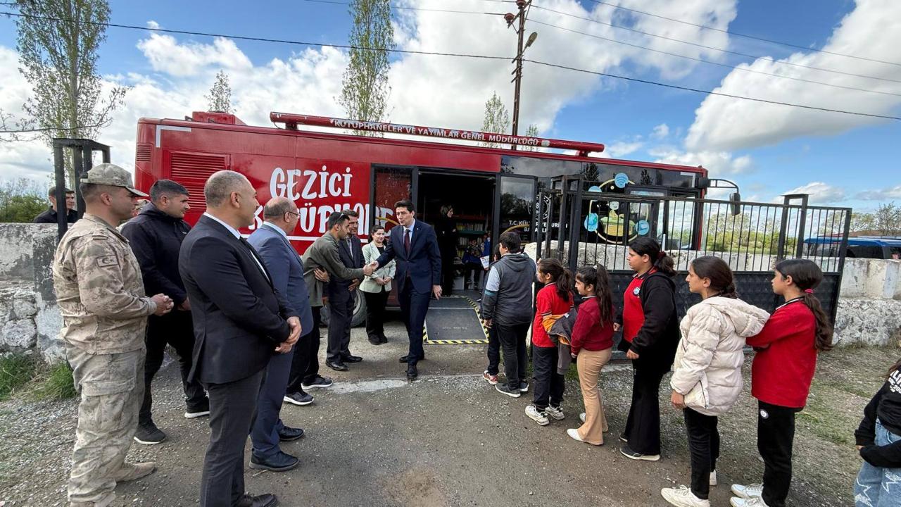 Gezici Kütüphane Cennetabat Köyü Okullarında Öğrencilerle Buluştu
