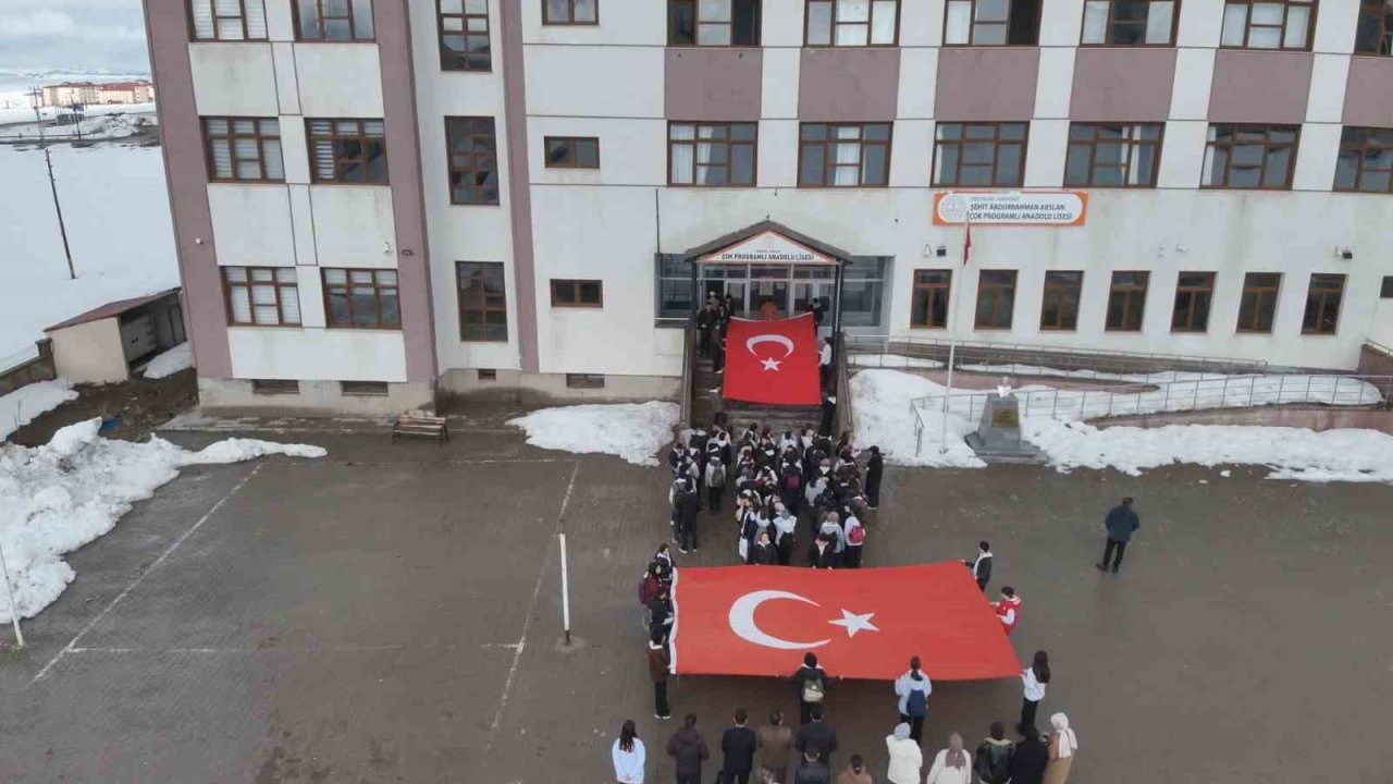 Karayazı’da Eğitim Camiası Şehitleri İçin Saf Tuttu