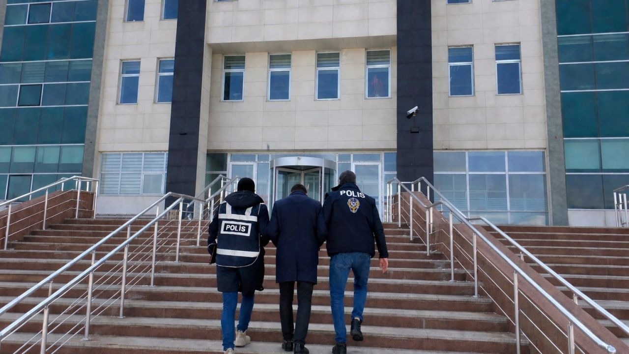 Kars Polisi Affetmedi: Dört Farklı Suçtan Aranan Firari Hücrede Yakalandı