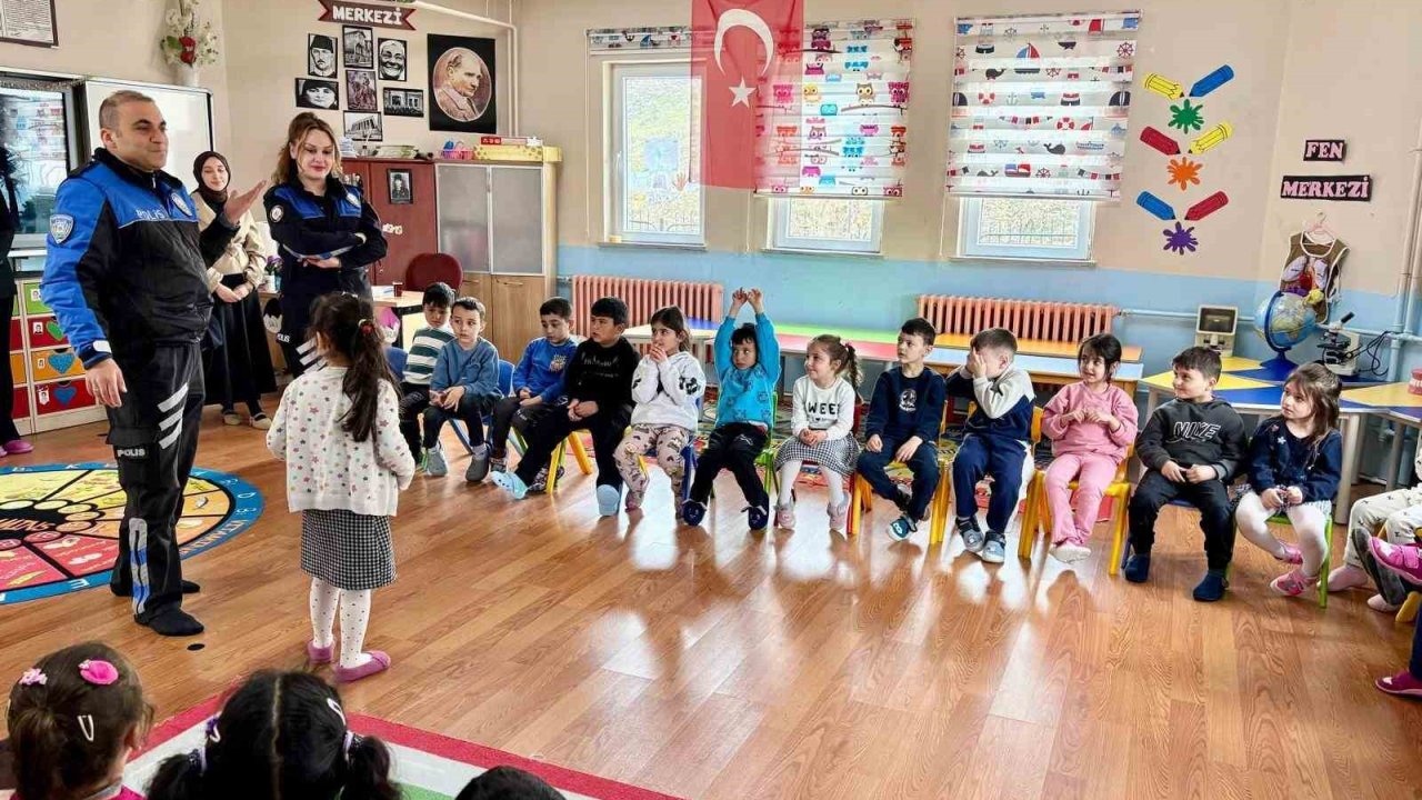 Kars’ta Polisten Öğrencilere Güvenlik ve Güvenli İnternet Eğitimi