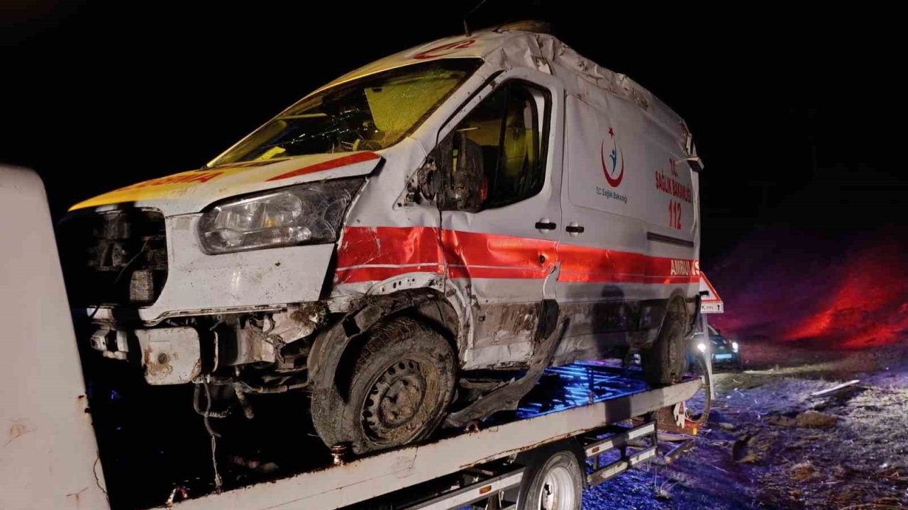 Muş’ta Ambulans Devrildi: Anne ve Bir Günlük Bebeği Yaralandı