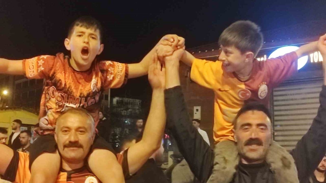 Serhat Şehri Sarı-Kırmızıya Büründü