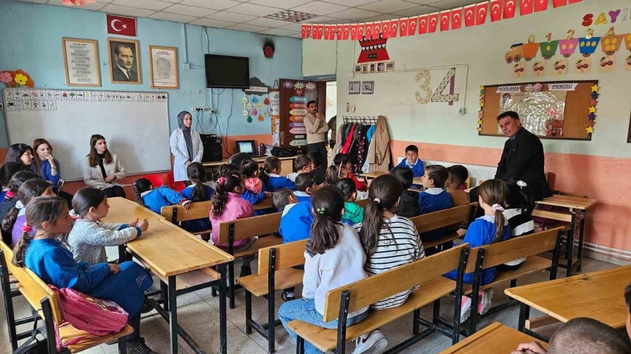 Toklucak İlkokulu’nda Anlamlı Buluşma: Öğrenciler Güllerle Şiddete Karşı Durdu