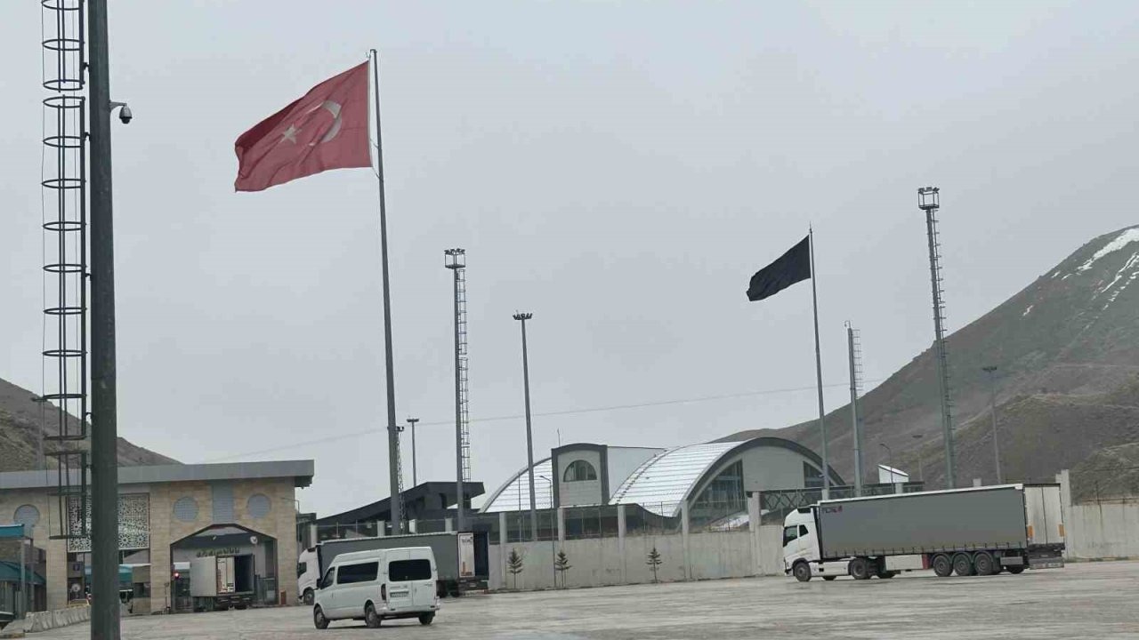 ürkiye-İran sınır kapılarında kontrollü geçiş süreci devam ediyor