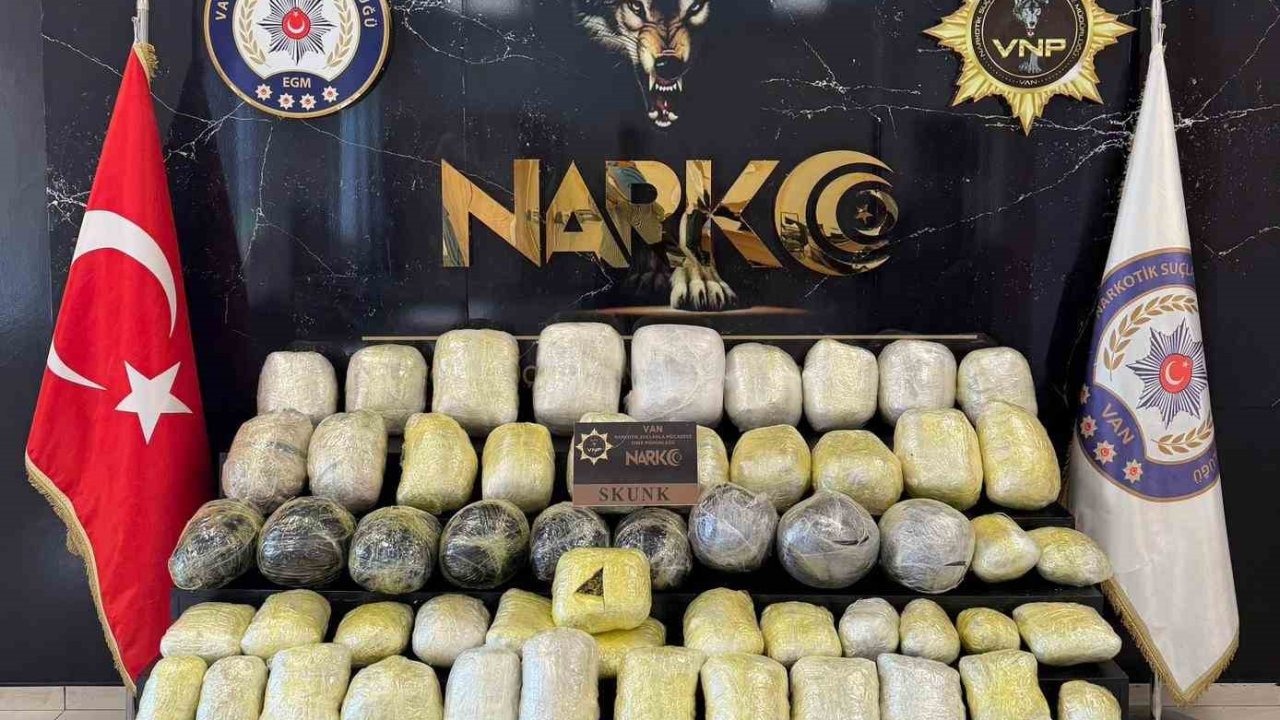 Van Polisi Gevaş'ta Zehir Tacirlerine Geçit Vermedi: 74 Kilogram Uyuşturucu Ele Geçirildi