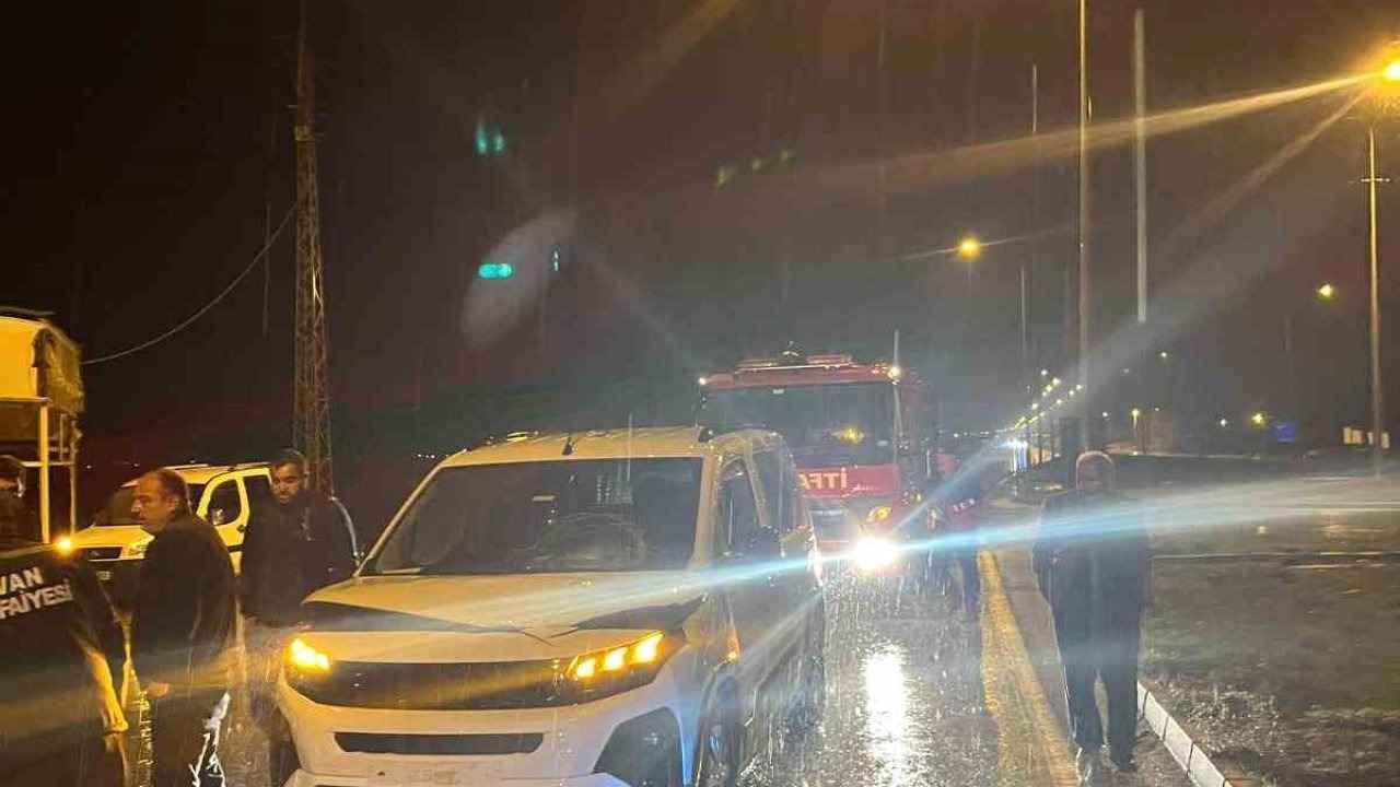 Van’da Gece Yarısı Kaza: Aladüz Mahallesi Mevkiinde Araç Kontrolden Çıktı