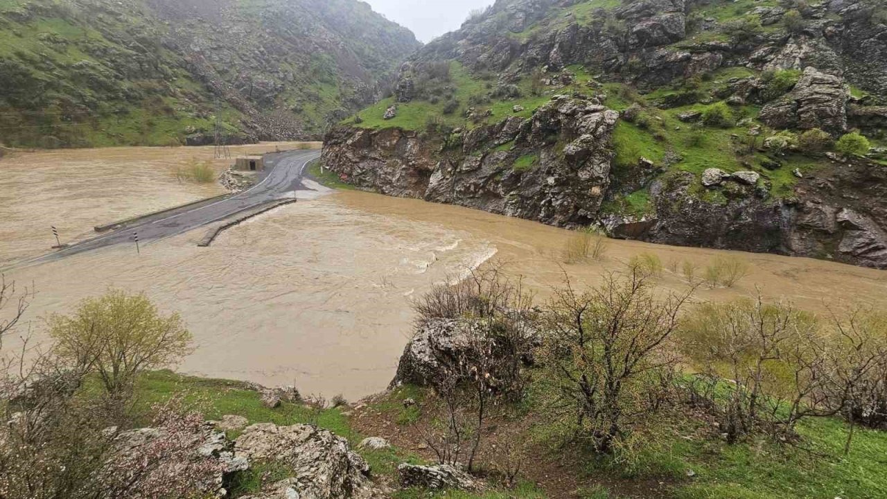 Yaylapınar Mevkiinde Sel Baskını: Derecik ve Şemdinli Arasında Ulaşım Durdu