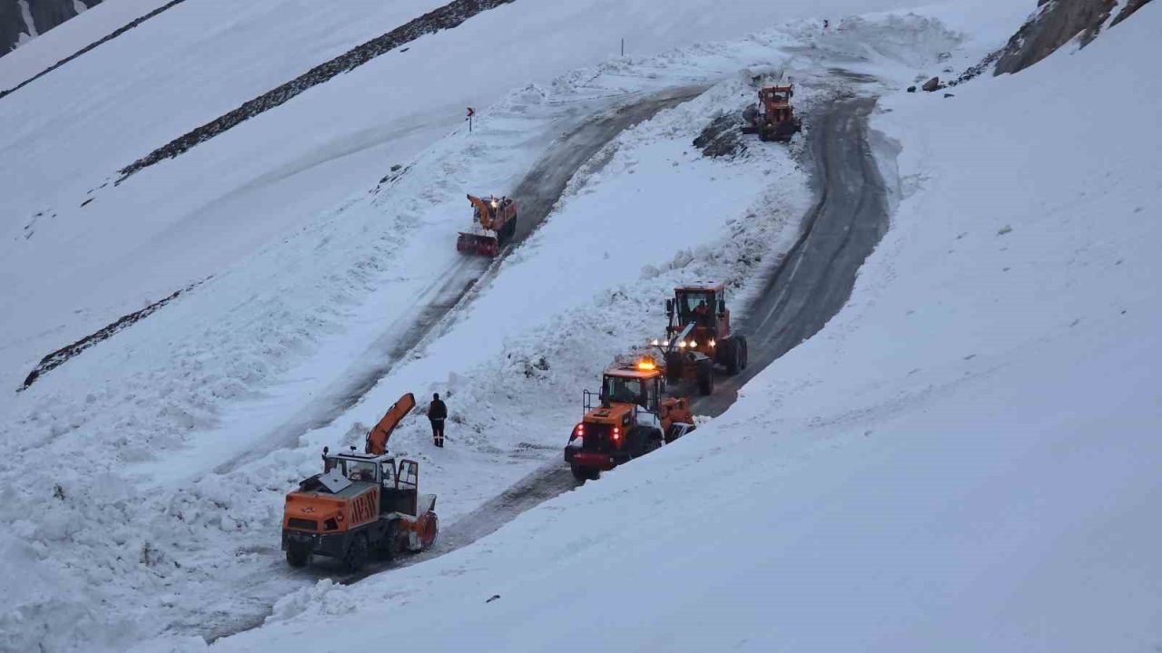 6 Metrelik Kar Kütleleri Temizlendi: Van-Bahçesaray Kara Yolunda Mutlu Son