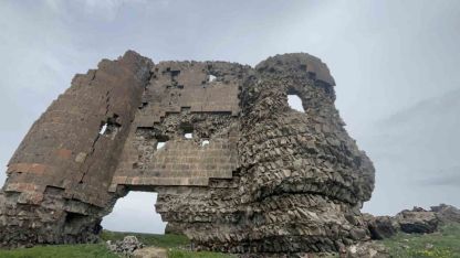Kars’ta Bin Yıllık Miras Yok Oluyor: Tarihi Kız Kalesi İlgi Bekliyor