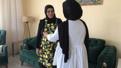 Hamur’da Anlamlı Hediye: Meslek Liseliler Anneler Günü İçin Mutfak Önlüğü Dikti