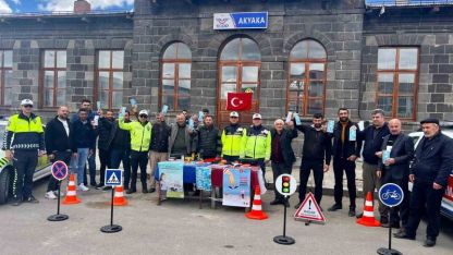 Akyaka Tren İstasyonu Önünde Trafik Denetimi: Sürücülere Hayati Uyarılar