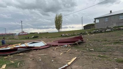 Kars'ta Fırtına Dehşeti: Alemköy'de Çatı Uçtu, Elektrik Telleri Koptu