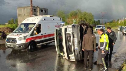 Muş'ta Şiddetli Dolu Kazaya Yol Açtı: Kayganlaşan Yolda Minibüs Yan Yattı