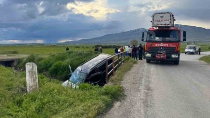 Muradiye'de Korkutan Kaza: Kapalı Kasa Kamyonet Su Kanalına Düştü