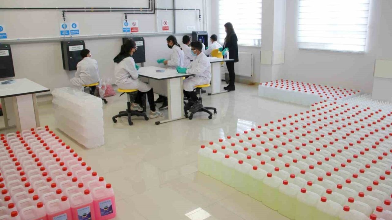 Ağrılı Öğrenciler Fabrika Gibi Çalışıyor: Kimyadan Modaya Sıfır Atık Üretim
