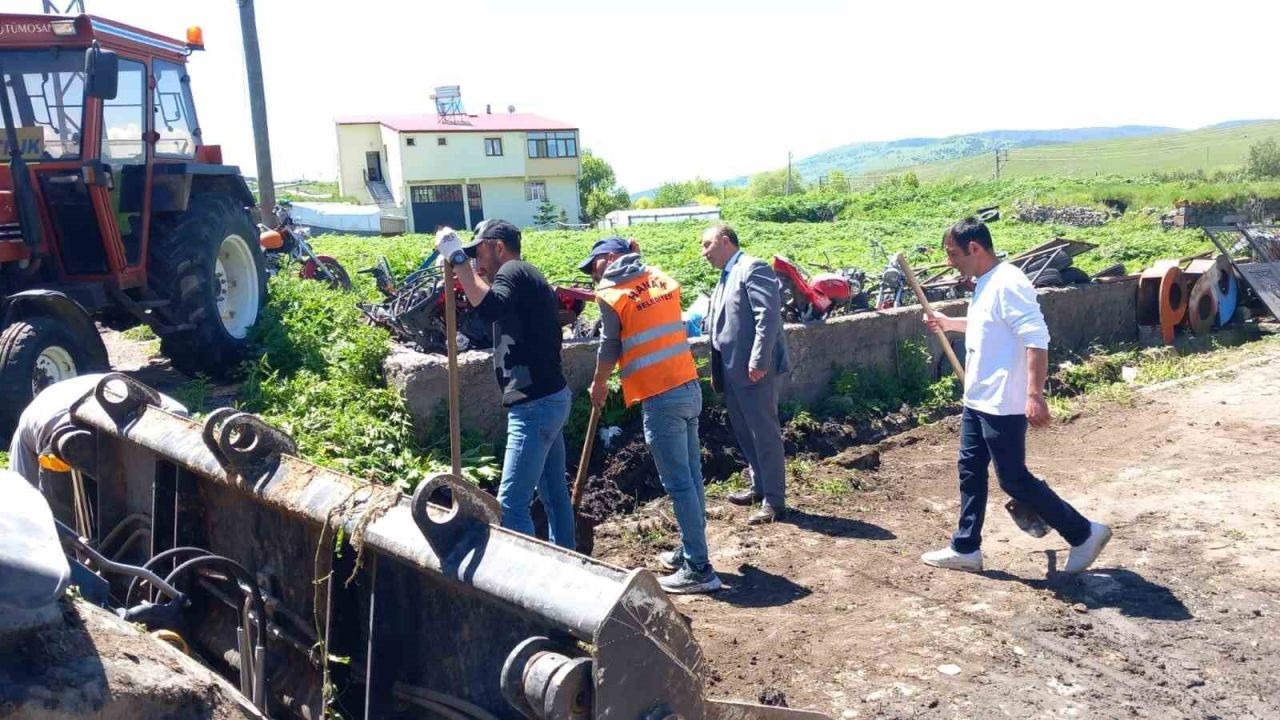 Ardahan'da Çetin Kışa Sıcak Çözüm: Hanak'ta Yoğun Mesai