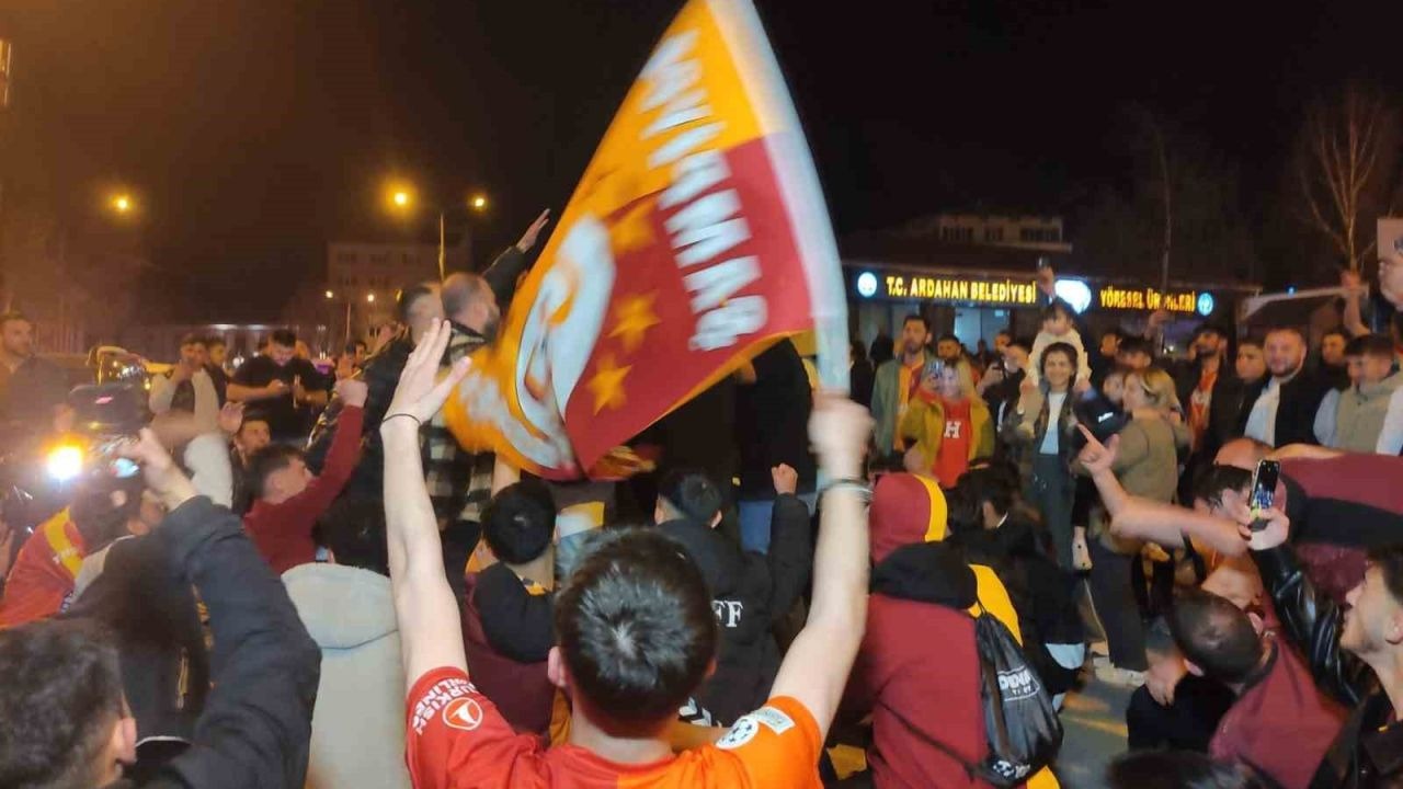 Ardahan’da Şampiyonluk Coşkusu: Galatasaray Taraftarı Sokaklara Döküldü
