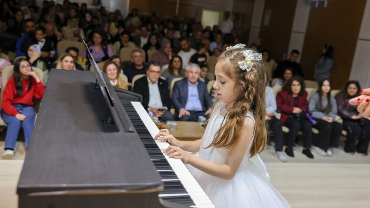 Ardahan'da Sanat Dolu Gece: Nuri Vatan Kültür Merkezi'nden Muhteşem Yıl Sonu Konseri