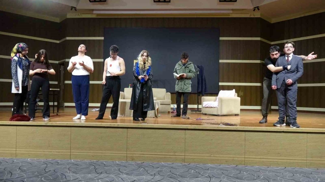 Atatürk Üniversitesi'nde Ayakta Alkışlanan Oyun: Öğrenciler Profesyonel Sanatçıları Aratmadı