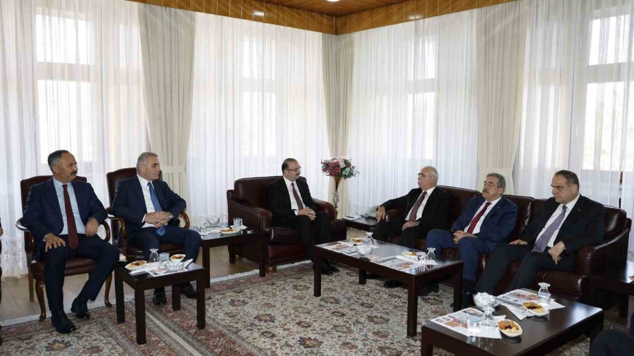 AYM Başkanı Özkaya Geleceğin Hukukçularıyla Buluştu: Atatürk Üniversitesi Kampüsünde Tarihi Gün