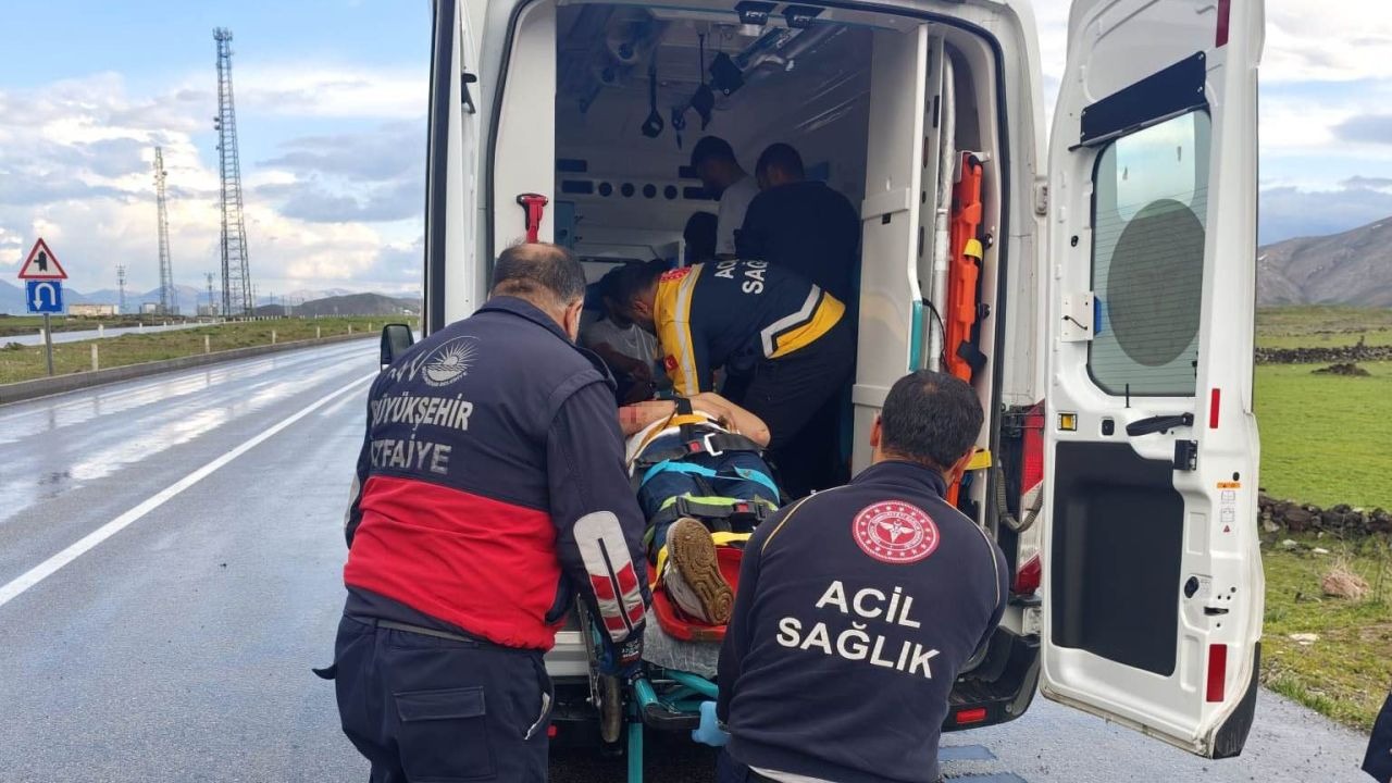 Çaldıran-Doğubayazıt Yolunda Korkutan Kaza: Kamyonet Şarampole Yuvarlandı, 5 Yaralı