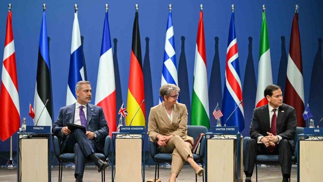 Dışişleri Bakanı Hakan Fidan İsveç'te: NATO Zirvesinde Aile Fotoğrafı Çekildi