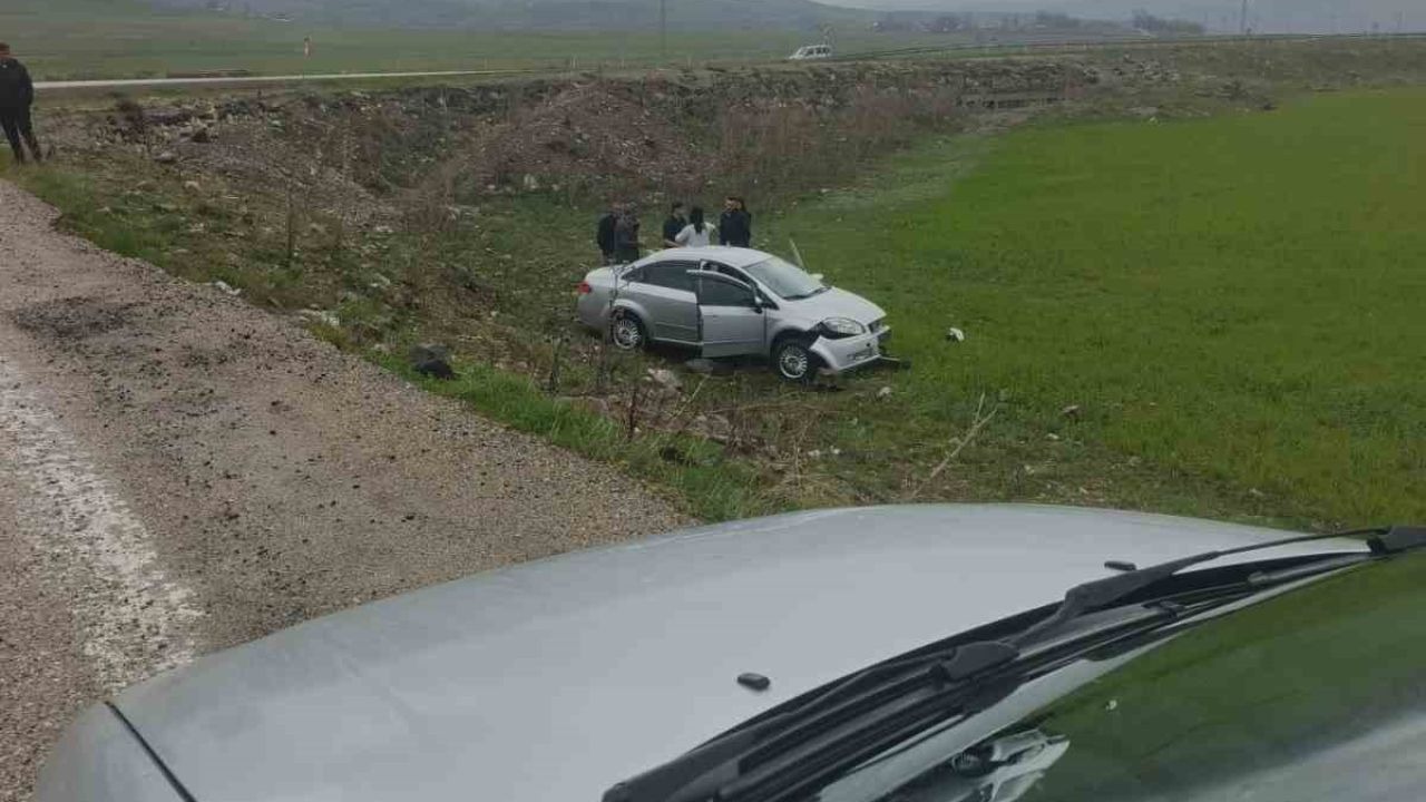 Diyadin Yol Ayrımında Korkutan Kaza: Otomobil Şarampole Yuvarlandı