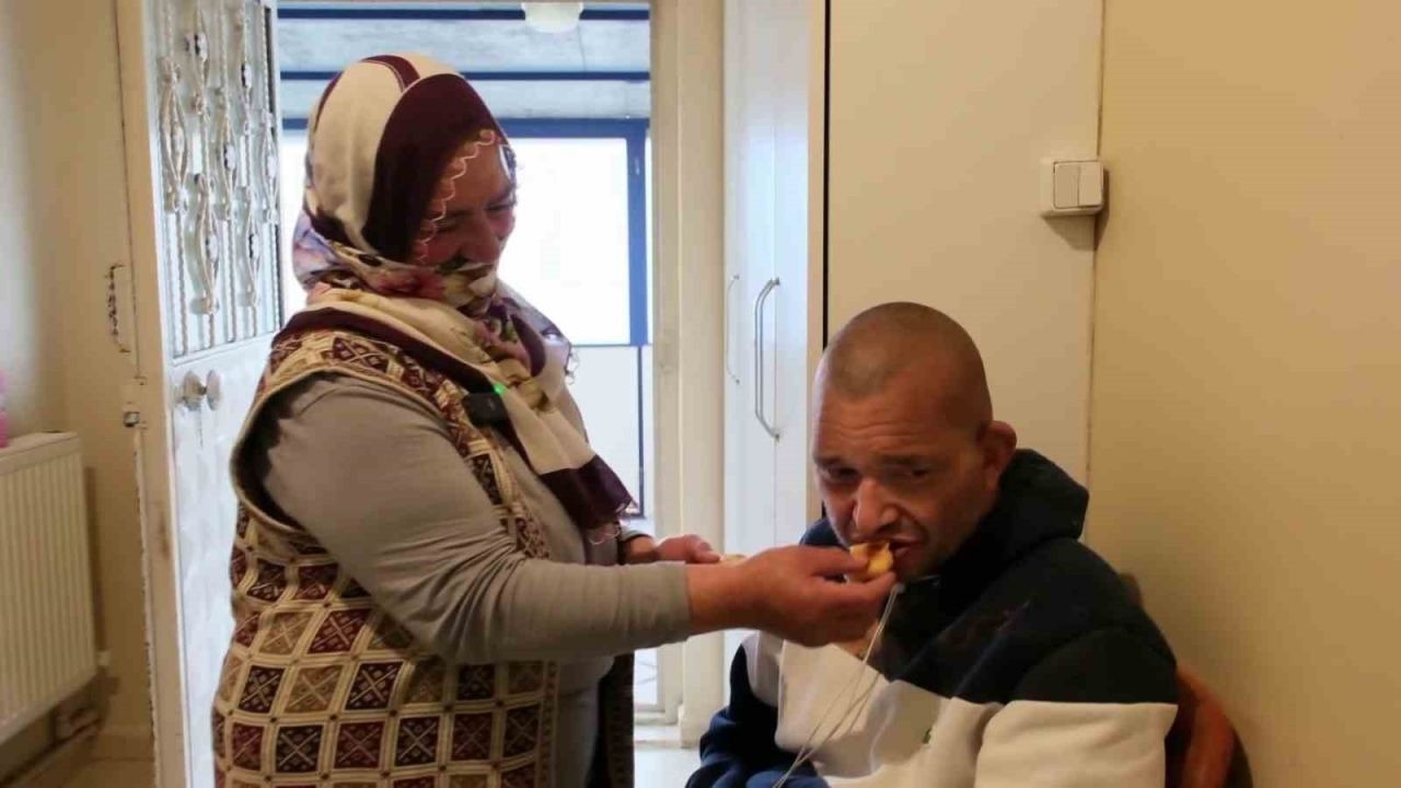 Engelli Oğluna Adanan 48 Yıl: Vefakar Anne Kutsal Yolcu