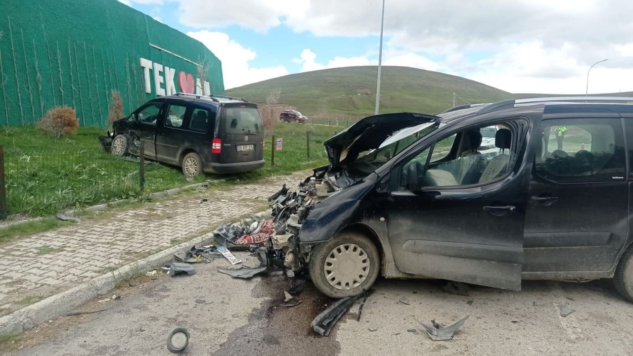 Erzurum Tekman’da Feci Çarpışma: Hastane Kavşağında 6 Kişi Yaralandı