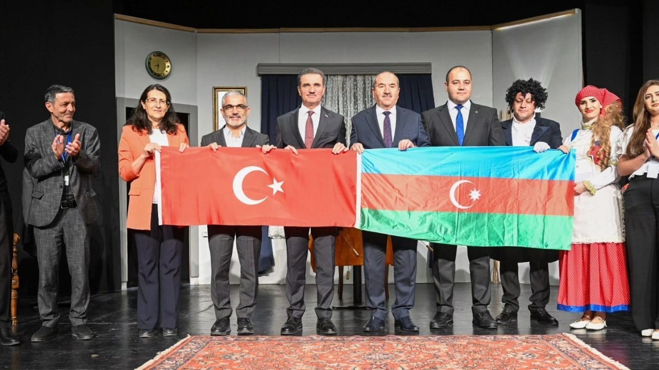 Erzurum’da Nahçıvan Rüzgarı: "Qastrol Seferi" Tiyatro Gösterisi Büyük Beğeni Topladı